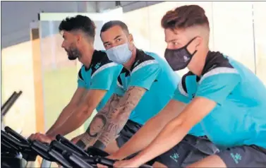  ??  ?? Raúl de Tomás, en el gimnasio junto a otros compañeros durante la pretempora­da.