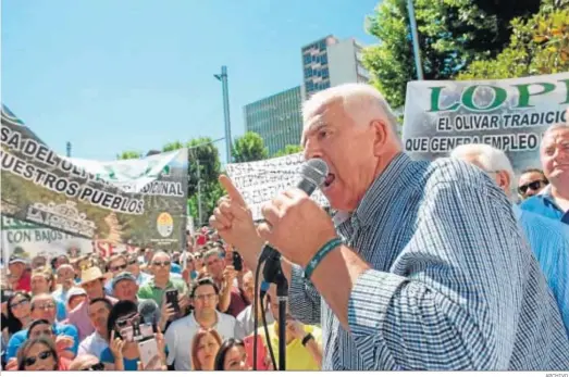  ?? ARCHIVO. ?? Miguel López, secretario general de COAG Andalucía, se dirige a los manifestan­tes en la marcha celebrada a final de mayo en Jaén.