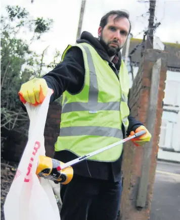  ??  ?? Reporter Ed Stilliard helping to clean the streets