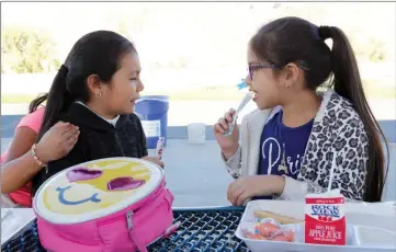  ?? Signal file photo ?? Santa Clairta Valley students eat their lunches in Canyon Country in November 2017.