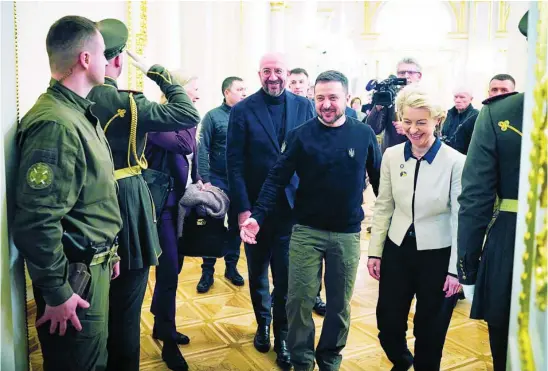  ?? EFE ?? Volodimir Zelenski, junto a Ursula Von der Leyen y Charles Michel, ayer en Kyiv