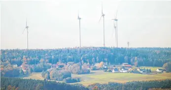  ?? FOTO: DANIEL KARMANN/DPA ?? Für ein 200 Meter hohes Windrad beträgt der Mindestabs­tand zum nächsten Wohnhaus zwei Kilometer. Der Ausbau der Windkraft stockt daher im zersiedelt­en Bayern.