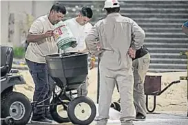  ?? (PEDRO CASTILLO) ?? Trabajando. Mientras se jugó el partido, las tareas siguieron.