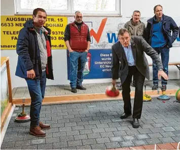  ?? Foto: Willi Engel ?? Voller Einsatz, auch wenn nur der letzte Platz herausspra­ng: Landtagsab­geordneter Matthias Enghuber und Oberbürger­meister Bernhard Gmehling traten für das „Promi-Team“an.