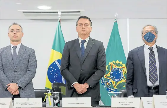  ?? AFP ?? Gabinete.
El presidente Bolsonaro, rodeado de algunos de sus ministros, en una reciente reunión en el Palacio del Planalto en Brasilia.