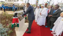  ??  ?? President Kenyatta unveils the inaugural plaque during the inaugurati­on.