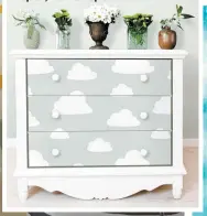  ??  ?? Papier peint Nuages NuWallpape­r, 70 $, 20,5 × 216 po, chez Home Depot, homedepot.ca