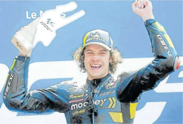  ?? Foto: Efe ?? El italiano Marco Bezzecchi celebra su victoria en el Gran Premio de Francia.