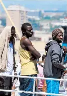  ??  ?? Inmigrante­s africanos rescatados recienteme­nte en una operación de la nave sueca Poseidón.