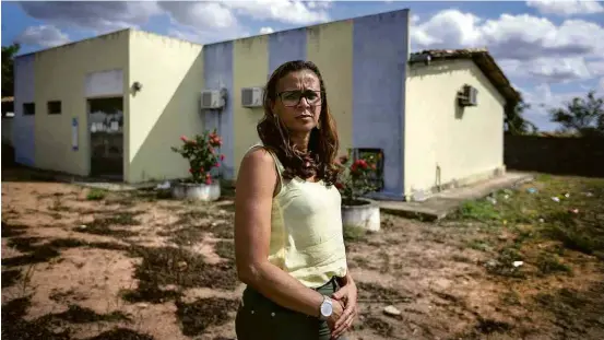  ?? Fotos Adriano Vizoni/Folhapress ?? Maria do Carmo, 44, enfermeira na zona rural de Itapicuru (BA); local tem sala interditad­a por estar cheia de fezes de morcegos