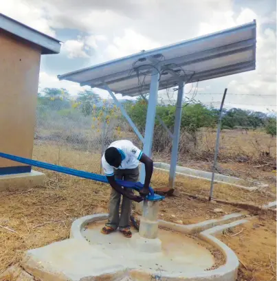  ??  ?? Farmers in Laboktom village of Uganda's Amudat district irrigate the farm using solarpower­ed pumps