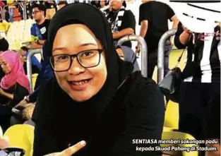  ??  ?? SENTIASA memberi sokongan padu
kepada Skuad Pahang di Staduim.
PROFIL
NAMA: Najihah Hana Ab Hamid
UMUR: 23 tahun
ASAL: Kuantan, Pahang ADIK-BERADIK: Anak bongsu dari tujuh beradik
PASUKAN DISOKONG: Pahang
MULA MENYOKONG: Awal 2013
BUKTI...