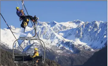  ?? (Photos Grégory Leclerc) ?? À plusieurs dizaines de mètres d’altitude, un CRS s’élance le long du câble du télésiège pour venir en aide à un skieur bloqué, avant de le faire descendre en rappel. Un des périlleux exercices de cette semaine.