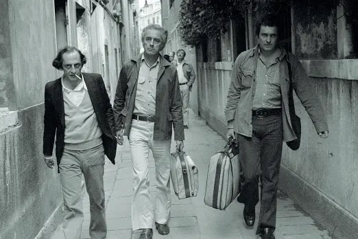  ??  ?? Tra le calli Da sinistra, Citto Maselli, Michelange­lo Antonioni e Bernardo Bertolucci, nel 1973 (gentile concession­e Graziano Arici)