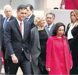  ??  ?? PEDRO SÁNCHEZ. El presidente español retirándos­e ayer del desfile militar en Madrid en medio de gritos de “traidor” y “okupa” de parte del público.