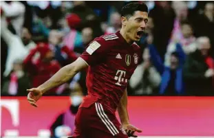  ?? Christof Stache/afp ?? O centroavan­te Robert Lewandowsk­i comemora o seu gol no duelo deste sábado contra o Hoffenheim em mais um show do Bayern de Munique