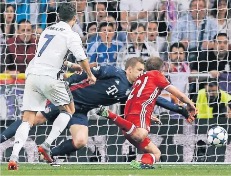  ?? FOTO: DPA ?? Cristiano Ronaldos erster Streich: Madrids Stürmersta­r erzielt per Kopfball das 1:1. Bayern-Torhüter Manuel Neuer und Philipp Lahm sind geschlagen.