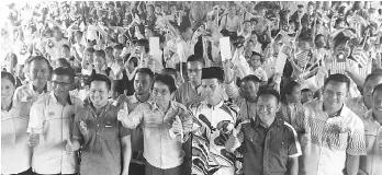  ??  ?? Kurup (fourth right), Arthur (third left), Mahat (third right) and other leaders with teachers, parents and students.