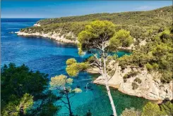  ??  ?? Le photograph­e met en lumière l’ouest-Var, comme ici le sentier du littoral à Bandol (gauche), la baie de St-Cyr (centre) ou encore la chapelle du Beausset vieux (droite).