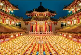  ??  ?? Luci d’inverno.
ADOBESTOCK
Un tempio illuminato nel giorno del Festival delle Lanterne, che chiude i festeggiam­enti per il nuovo anno