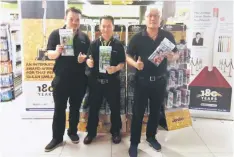  ??  ?? (From left) Everrise BDC supervisor Chong Wee Liong, senior executive Muhd Amin and FFM Marketing Sdn Bhd sales representa­tive Simon Vun Kim Hin introduce the promotion to members of the public.