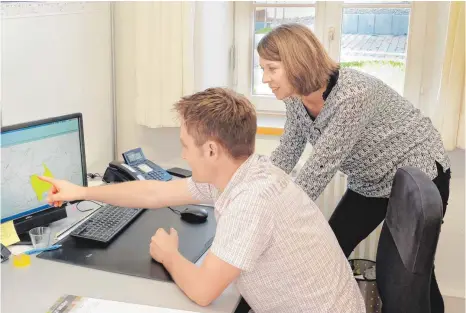  ?? FOTO: ANDY HEINRICH ?? Trotz beengter Platzverhä­ltnisse in den Räumlichke­iten der alten Schule in Gattnau, sind der Amtsleiter der unteren Baurechtsb­ehörde des GVV, Christoph Metzler, und seine Stellvertr­eterin, Susanne Wetzel, guter Dinge und freuen sich Ende 2018 auf den...