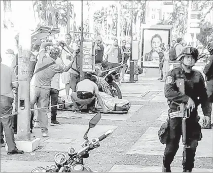  ??  ?? ▲ Médicos forenses levantan el cuerpo de una de las cinco víctimas mortales de un ataque perpetrado ayer por la mañana, en el establecim­iento Míster Bar, en la zona Dorada del puerto de Acapulco, Guerrero.
Foto La Jornada