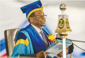  ?? AFP FOTO ?? DEFIANT. Zimbabwe’s President Robert Mugabe delivers a speech during a graduation ceremony at the Zimbabwe Open University in Harare, where he presides as the Chancellor on November 17 2017.