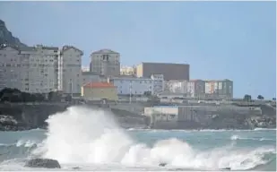  ?? // M. DYLAN (EP) ?? Olas rompiendo en la costa de La Coruña (archivo)