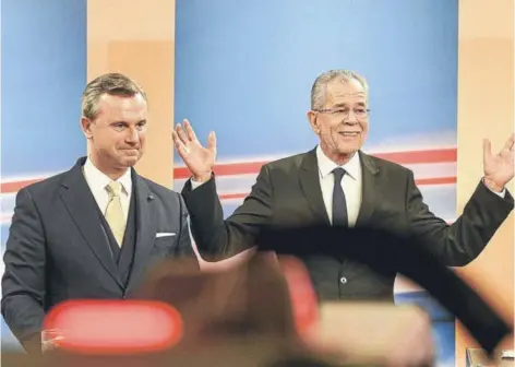  ??  ?? El futuro mandatario de Austria, Alexander Van der Bellen, a la derecha, junto a su rival Norbert Hofer, ayer.