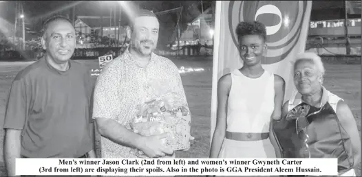  ?? ?? Men’s winner Jason Clark (2nd from left) and women’s winner Gwyneth Carter
(3rd from left) are displaying their spoils. Also in the photo is GGA President Aleem Hussain.