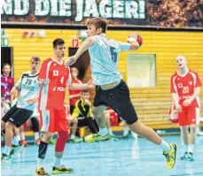  ?? FOTO: ANDREAS HUSS ?? Was sollen wir machen?, scheint sich der polnische Spieler zu fragen. Max Oehler ist schon wieder frei durch und erzielt eines seiner acht Tore beim Länderspie­ldebüt für die U 18- Auswahl.