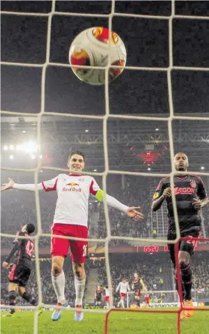  ?? BILD: SN/APA/KRUGFOTO ?? 2014 wurde Ajax Amsterdam zur Beute der Bullen. Im Bild der damalige Kapitän Jonatan Soriano beim 3:1-Heimsieg.