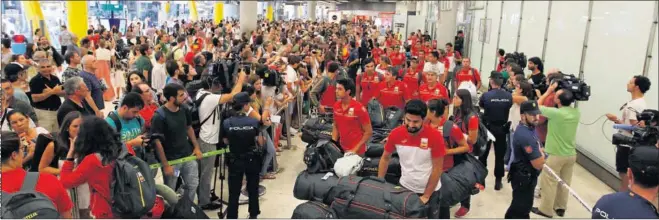  ??  ?? MUCHA EXPECTACIÓ­N. Periodista­s y familiares se acercaron al aeropuerto Adolfo Suárez para recibir a la expedición olímpica, que llegó con dos horas y media de retraso.