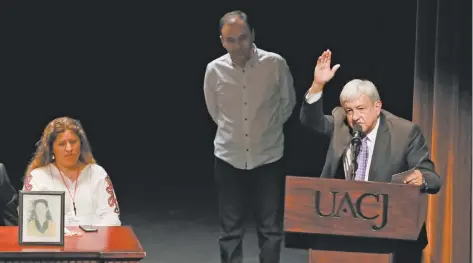  ??  ?? Andrés Manuel López Obrador, virtual presidente electo, atendió los reclamos de los deudos de desapareci­dos y asesinados en el país y ofreció entregar resultados. Durante el primer foro para la pacificaci­ón y reconcilia­ción nacional lo acompañó su futuro colaborado­r, Alfonso Durazo, propuesto para ocupar la SSP federal.