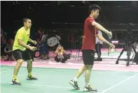  ?? TOMY C. GUTOMO/JAWA POS ?? TANTANGAN: Marcus Fernaldi Gideon dan Kevin Sanjaya Sukamuljo ketika berlatih di Impact Arena, Bangkok, sebelum Thomas Cup (19/5).