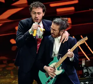  ??  ?? Ariston
Il cantante Riccardo Zanotti con il chitarrist­a Nicola Buttafuoco durante l’esibizione all’Ariston della prima sera