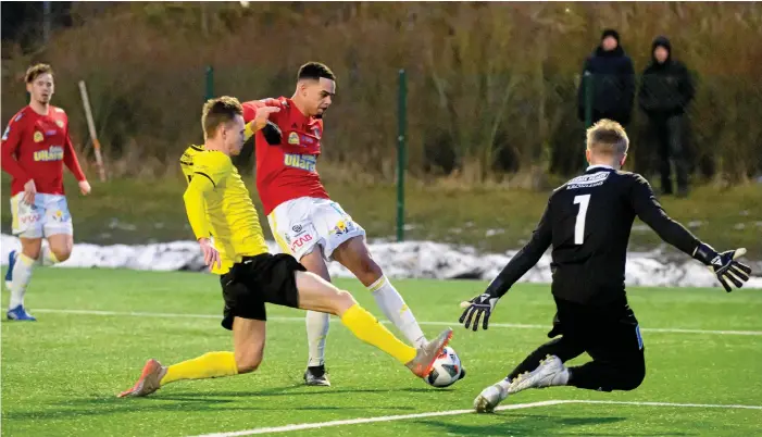  ?? BILD: JARI VÄLITALO ?? Isaac Shears gav Falkenberg ledningen. Till slut vann laget med 3–1 mot Astrio.