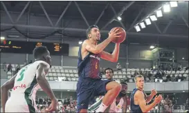  ?? FOTO: FC BARCELONA ?? Marc Garía se levanta para lanzar en el duelo contra el Nanterre