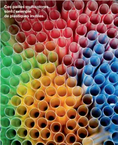  ??  ?? Ces pailles multicolor­es sont l’exemple de plastiques inutiles.