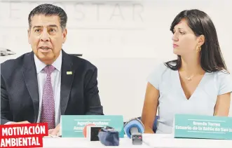  ?? Luis.alcala@gfrmedia.com ?? MOTIVACIÓN
AMBIENTAL
El CEO de Aerostar, Agustín Arellano, y la directora ejecutiva del Estuario, Brenda Torres Barreto, indicaron que la exhibición rotará por diferentes áreas del aeropuerto.