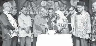  ??  ?? TALIB menggaul tepung sagu sambil dibancuh dengan air panas untuk membuat Na’aw (linut atau ambuyat) sebagai simbolik perasmian Malam Amal Persatuan Melanau Bintulu sambil disaksikan oleh Shamsuddin (tengah), Mohidin, Barry, Kadier (kiri), Mataip,...