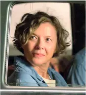  ??  ?? Annette Bening som ensamståen­de Dorothea.