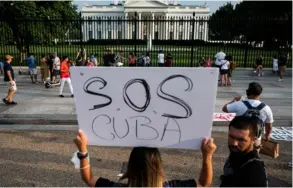  ?? AFP ?? Una mujer muestra su apoyo a los cubanos que se manifiesta­n contra el gobierno de Miguel Díaz-Canel, frente a la Casa Blanca.