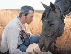  ?? FOTO: WELTKINO ?? Brady (Brady Jandreau) riskiert mit weiteren Auftritten beim Rodeo sein Leben – und entscheide­t sich dennoch dafür.