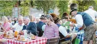  ?? Fotos: Jana Korczikows­ki, Siegfried Kerpf (unten) oH ?? Gäste aus Politik und Gesellscha­ft genossen den Abend im Biergarten bei bayerische­n Schmankerl­n.