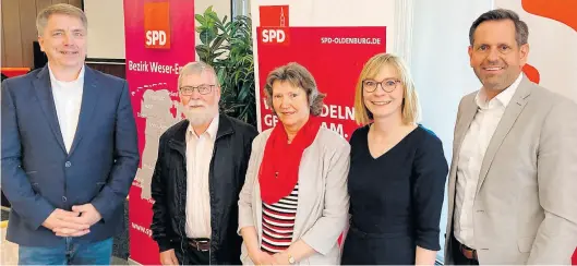  ?? BILD: Thomas Husmann ?? Auf dem SPD-Unterbezir­ksparteita­g (von links): Oberbürger­meister Jürgen Krogmann, Wolfgang und Margrit Conty, die beide für ihr jahrzehnte­langes Engagement in der SPD mit der Willy-Brandt-Medaille geehrt wurden, die wiedergewä­hlte SPD-Unterbezir­ksvorsitze­nde Nicole Piechotta und Niedersach­sens Bau- und Umweltmini­ster Olaf Lies.