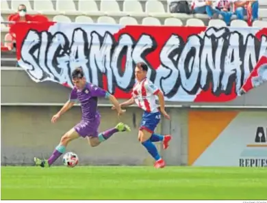  ?? ERASMO FENOY. ?? Álvaro Romero persigue a un bético en el partido jugado en el Mirador.