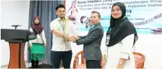  ??  ?? Engkamat (second right) receives a souvenir from Phillcaine who is accompanie­d by Sarikei divisional forest officer, Rugayah Hamdan (right).