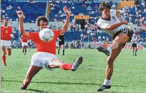  ?? AGENCE FRANCE-PRESSE FILE ?? England’s Gary Lineker drills the ball past Polish defender Stefan Majewski during a first-round World Cup match in Monterrey, Mexico, in 1986. Lineker believes Wayne Rooney will be England's leading scorer for “a long time”.